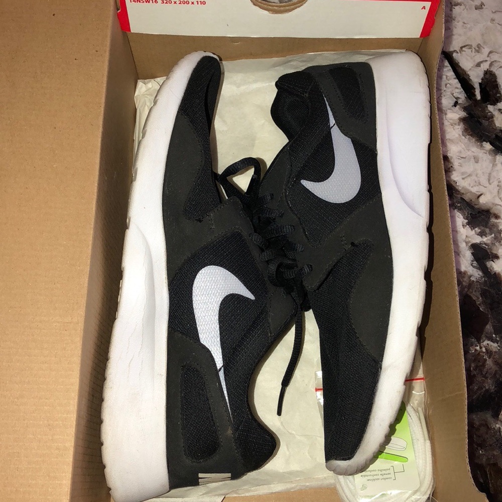 NEW CONDITION NIKE ROSHERUN